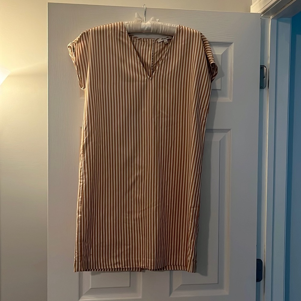 Madewell v neck dress with button backing